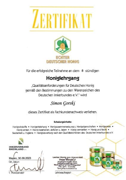 Simon Gorski besteht den Honigkurs des Deutschen Imkerbundes