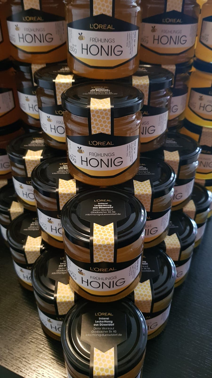 L'ORÉAL Werkshonig in Honiggläsern