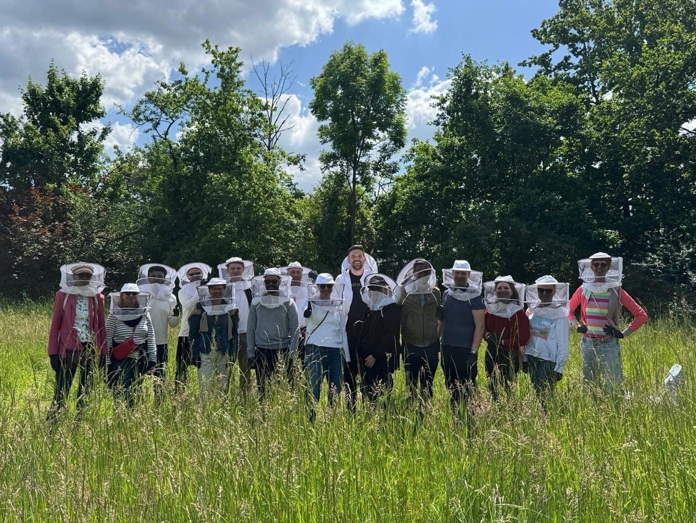 Bienenworkshop am Düsseldorfer Bienenstand mit Imker und Teilnehmern